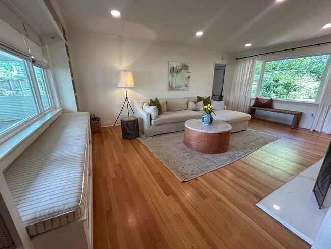 Building Photo - Great Location! Completely Renovated! Huge...