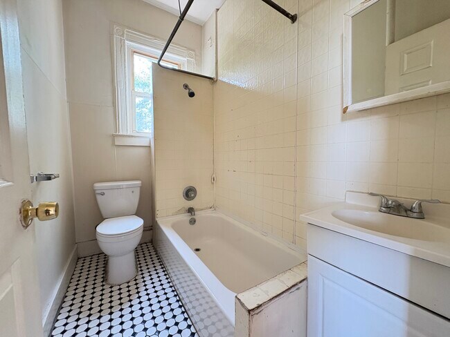 391 Forrest St 7 - 387 Forrest St