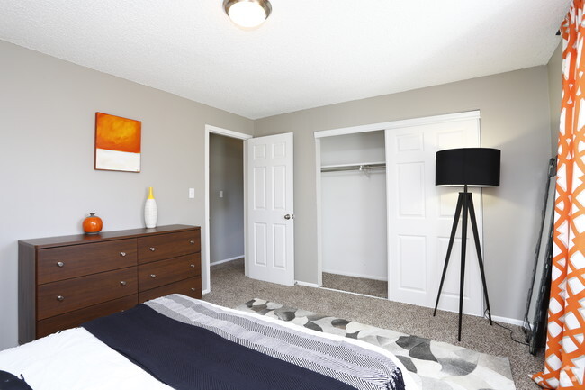 2BR, 1BA - 871 SF - Ten 49