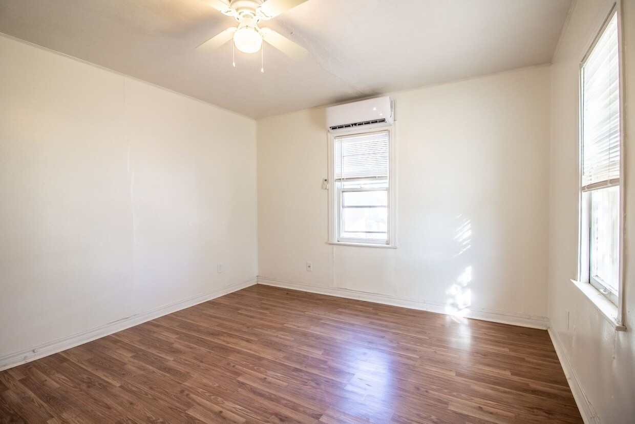 Foto principal - 2 bedroom 1 bathroom house in North Lubbock!