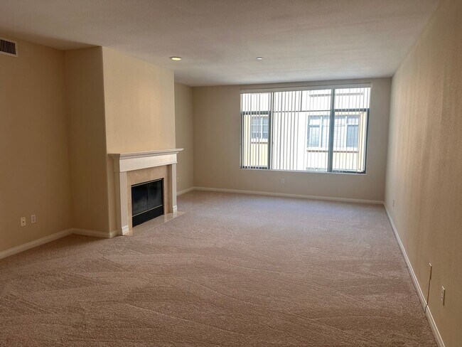 Building Photo - Luxurious and Spacious 1 Bedroom 1 Bath Do...