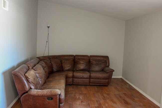 Foto del edificio - 823 Cherry Valley Rd