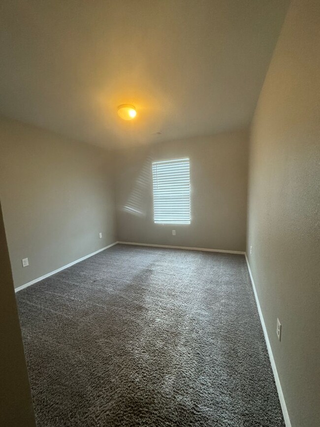 Building Photo - 3 Bed / 2 Bath Available Now!