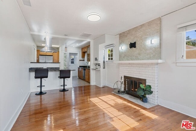 Building Photo - 1537 Cabrillo Ave