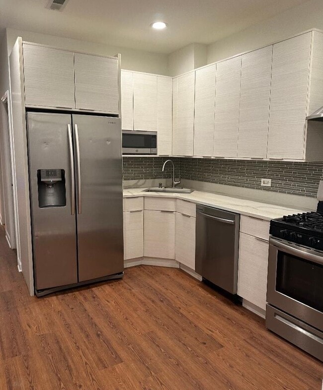 Foto del edificio - 6045 W Irving Park Rd