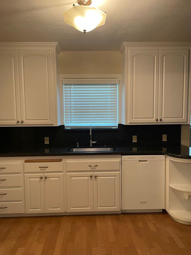 Building Photo - Spacious Home in East Sacramento 4 Bed/2Bath