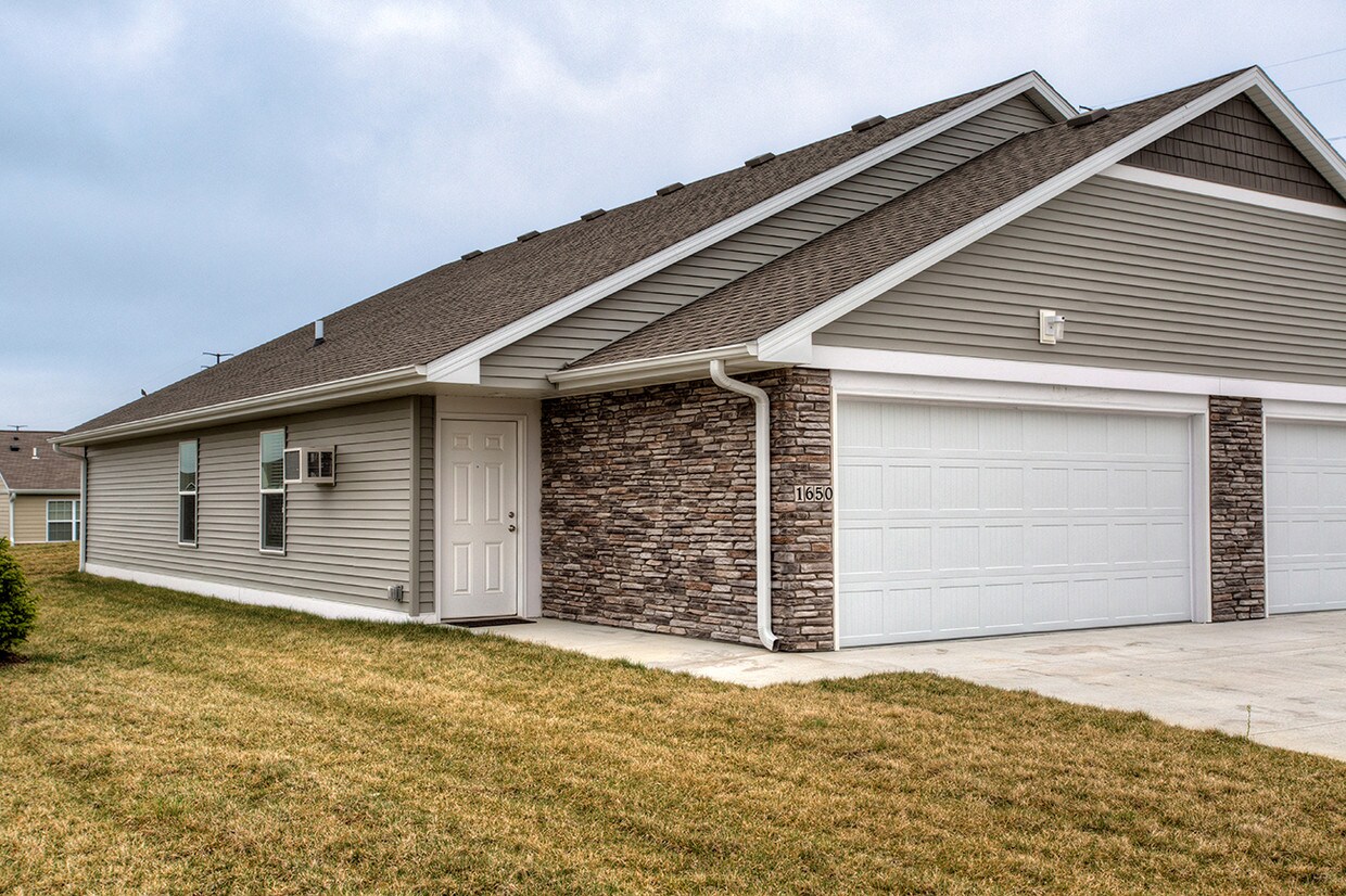 1630 28th Ave SW, Altoona, IA 50009 Townhome Rentals in Altoona IA