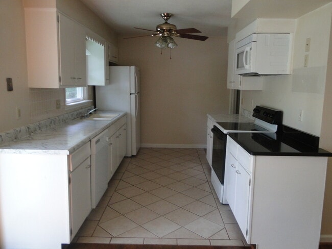 Foto del edificio - Fenced Backyard In Quiet Neighborhood