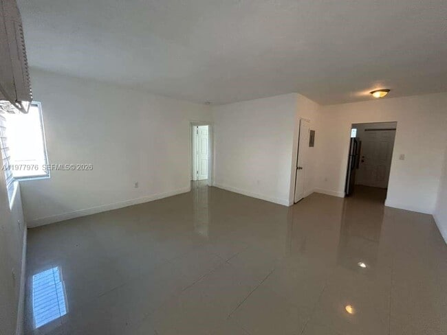 Foto del edificio - 8321 Crespi Blvd