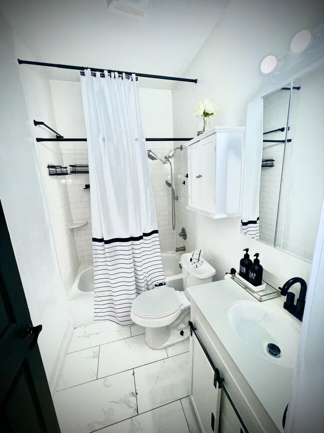 Bathroom - 3333 Delachaise St