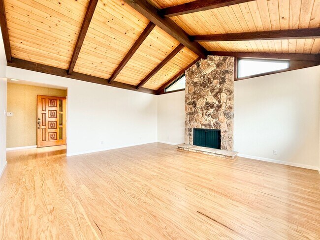 Foto del edificio - Renovated 3bed/2bath Linda Mar Rancher (Backs to Creek)