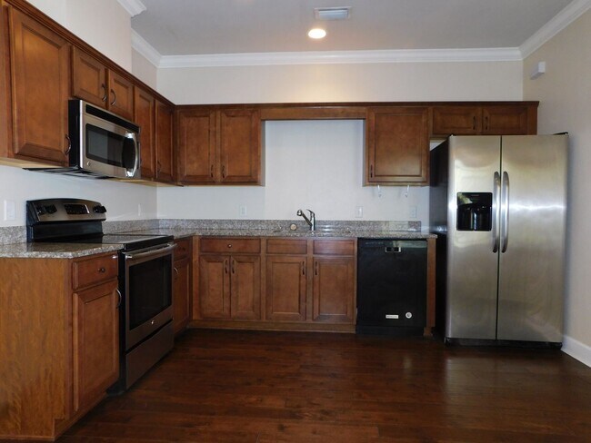 Building Photo - Beautiful Sorrento Townhome!