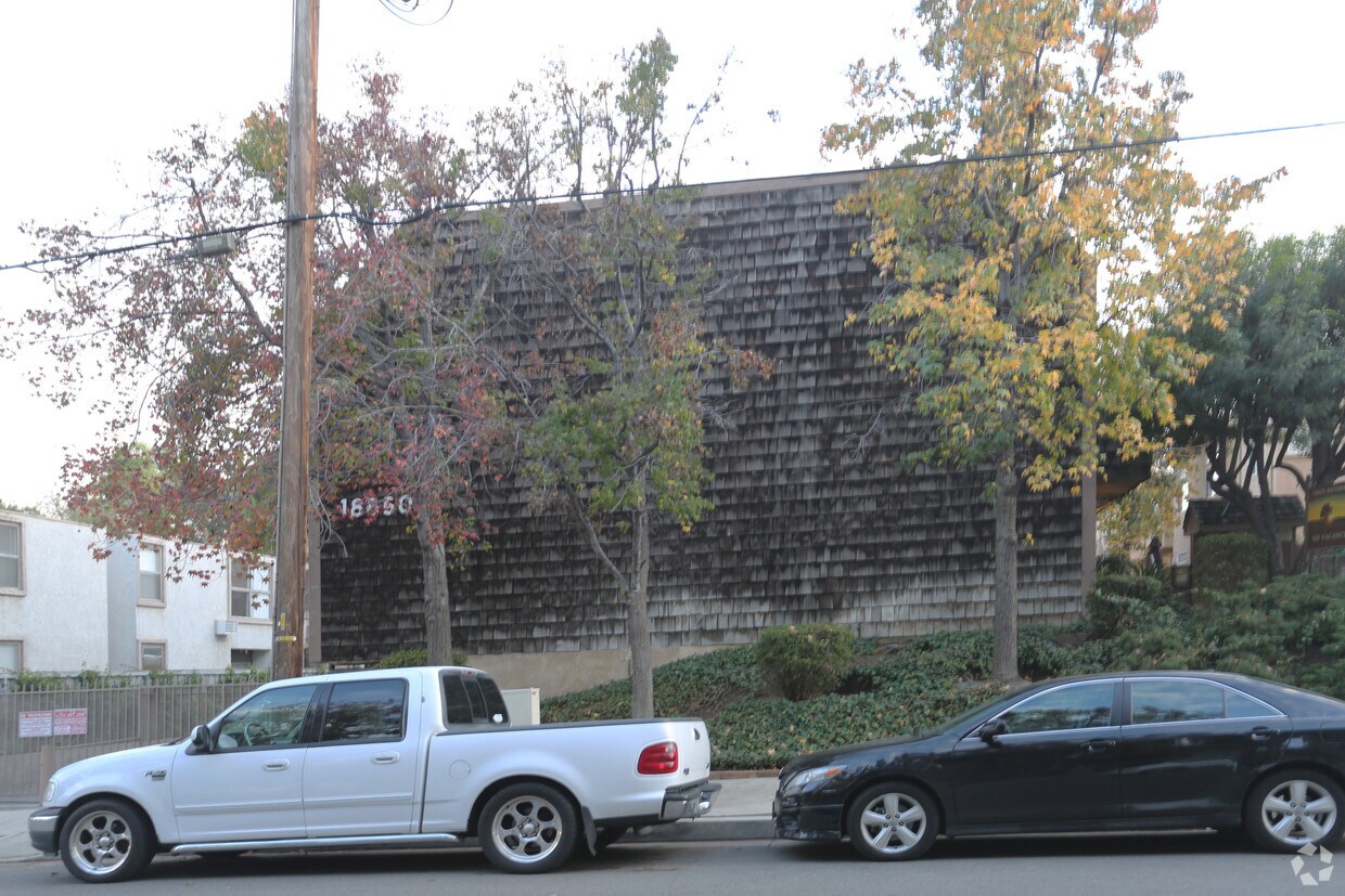 Edificio - 18650 Hatteras St