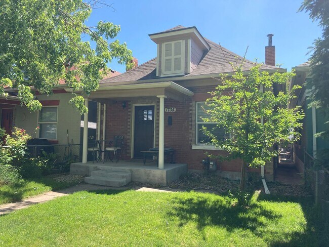 Building Photo - Charming 2BR house, fenced yards, exposed ...