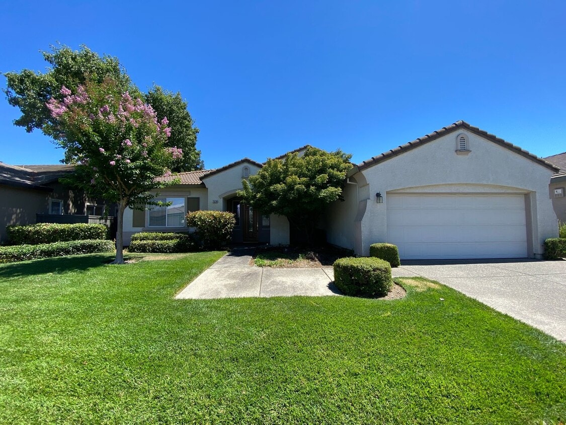 Primary Photo - Beautiful 55+ Home in Heritage Lakeside