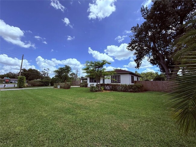 Foto del edificio - 1004 Fleck Ave