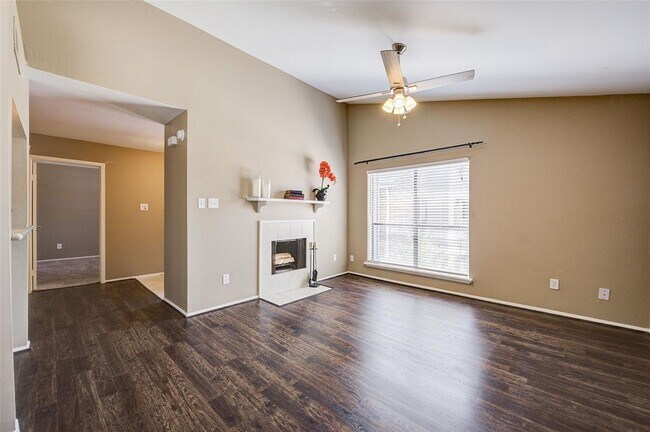 Building Photo - 2025 Augusta Dr