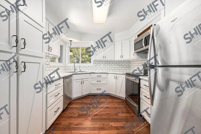 Building Photo - 5308 Chicago Dr