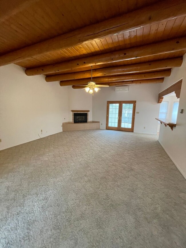Building Photo - Nice & Clean 3 bedroom, 2 full bath w/2 ca...