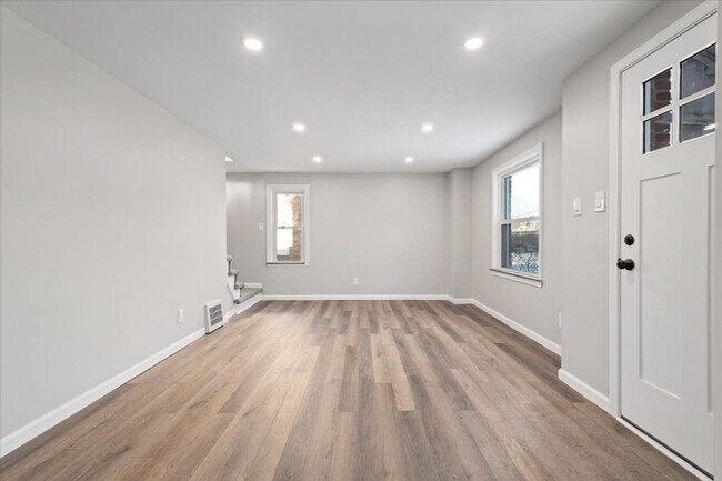 Building Photo - 3 Bedroom, 1 Bathroom Rental in Avalon