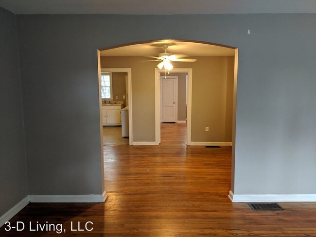 Building Photo - 1306 E Victory Dr