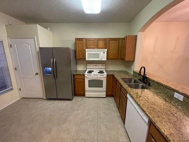 Building Photo - Spacious and open!