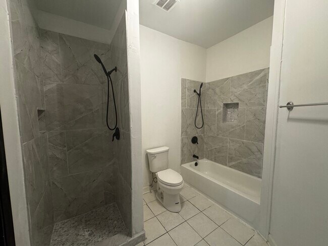 Foto del edificio - 437 E 46th St