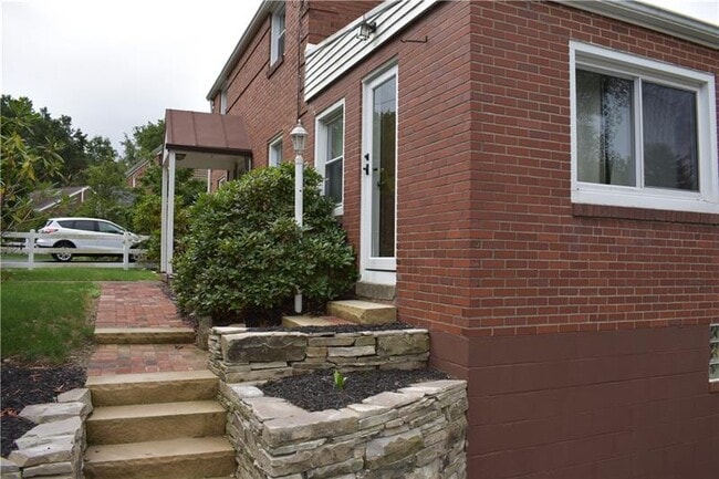 Building Photo - 8987 Eastview Dr