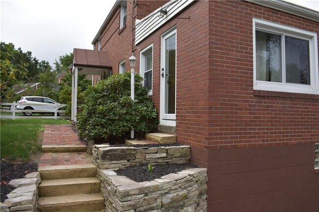 Foto del edificio - 8987 Eastview Dr
