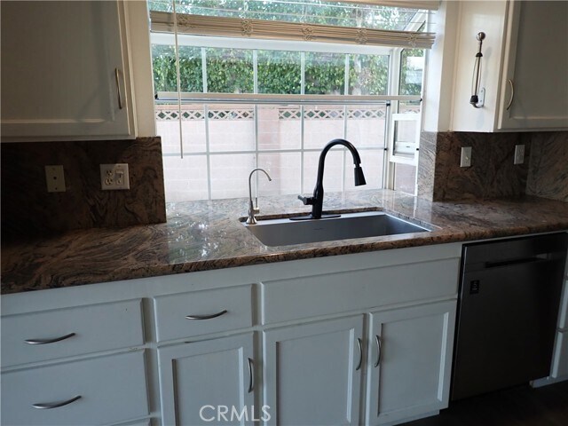 Foto del edificio - 6791 Killarney Ave