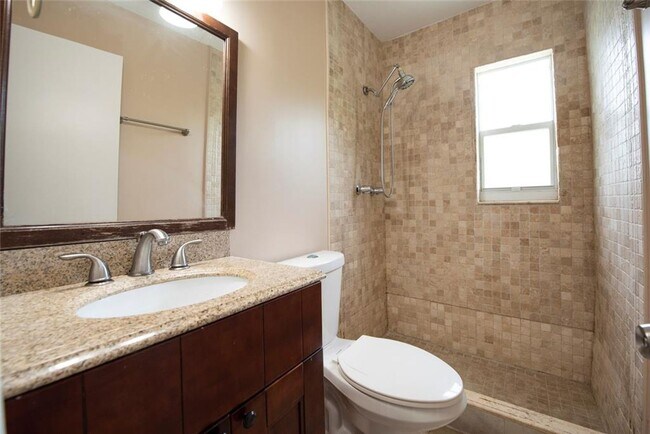 Photo - 1025 NE 9th Ave Apartment