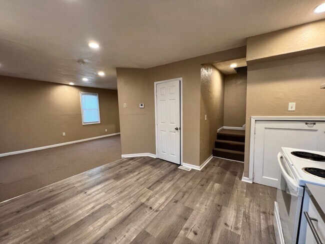 Foto del edificio - Cute 2br house with deck and off street pa...