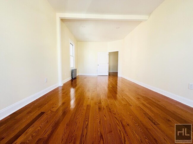 Foto del edificio - Your Bright & Spacious, Recently Renovated...