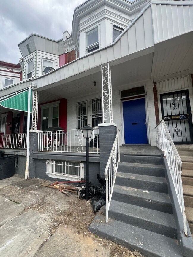 Building Photo - Oversized Classic Row Home w Wood Floors a...