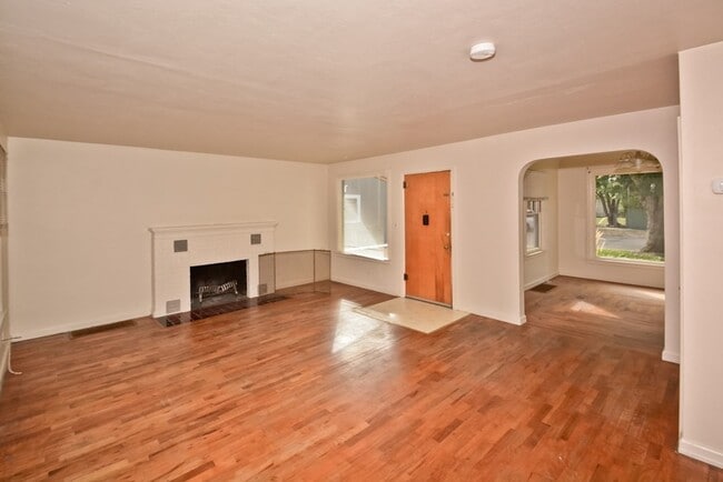 Building Photo - 1714 Heron St
