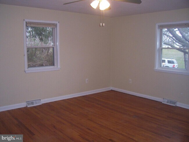 Building Photo - 108 Gainsboro Rd