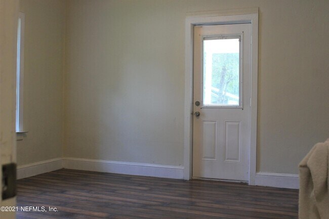 Foto del edificio - 6379 Delacy Rd