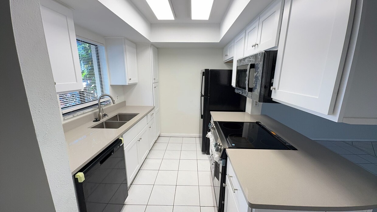 Newly renovated 2 bedroom Townhouse for Re... - Newly renovated 2 bedroom Townhouse for Re...