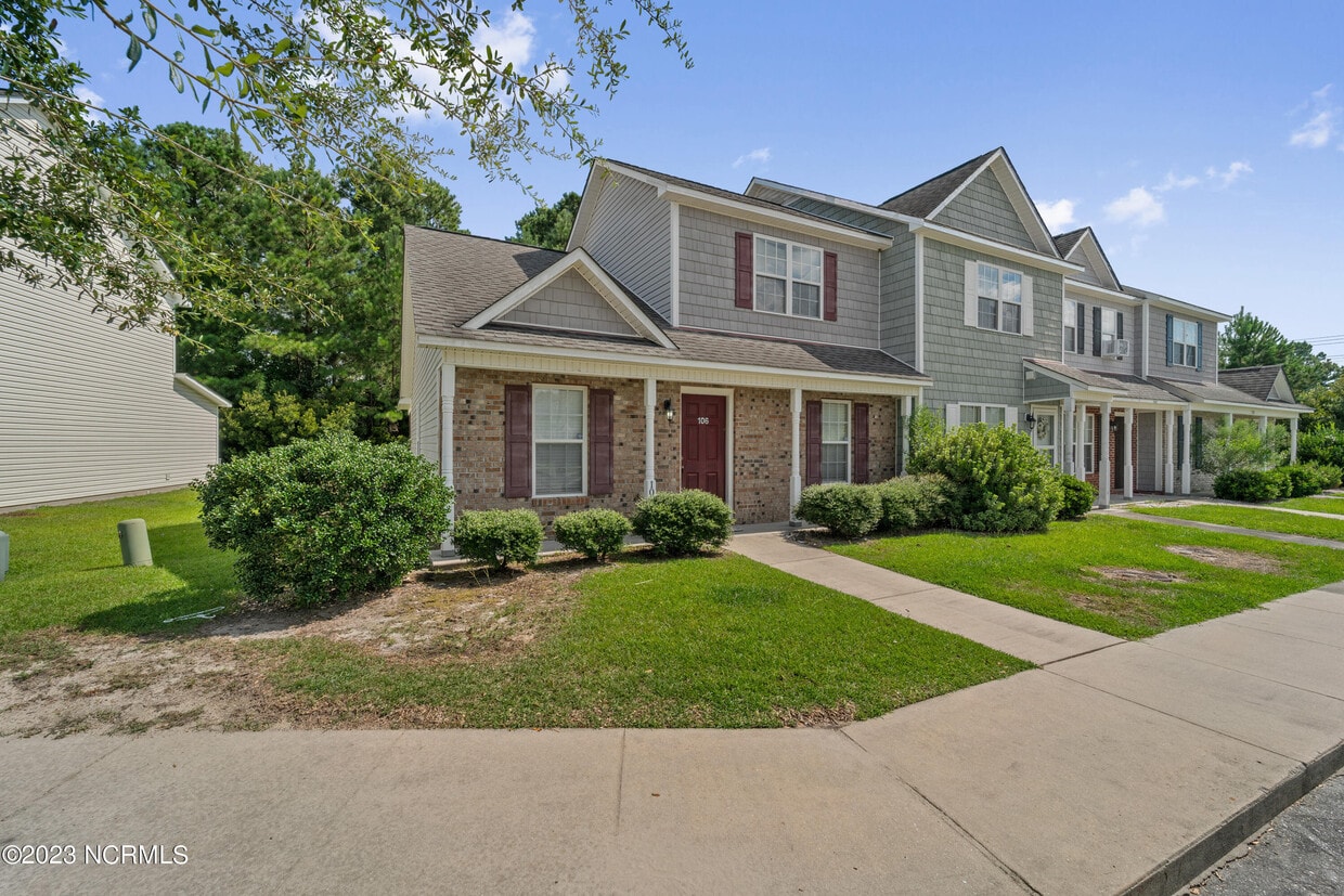 106 Springwood Dr, Jacksonville, NC 28546 Townhome Rentals in