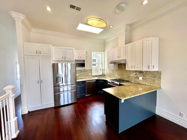 Foto del edificio - SPECTACULAR, TOP FLOOR 2 BED/2 BATH MISSIO...