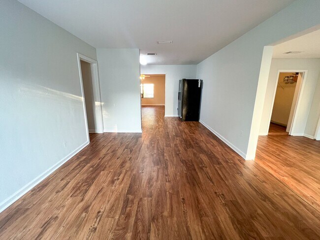 Building Photo - Pet Friendly 4BR/2BA Home Near UF Availabl...