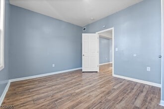 Building Photo - 302 Clinton Pl