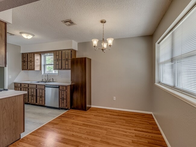 Building Photo - 724 Red Oak Terrace