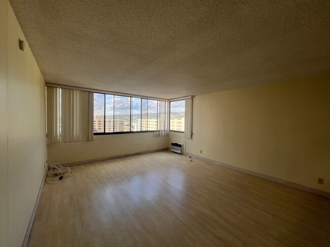 Building Photo - 2 Bedroom unit in Kukui Plaza