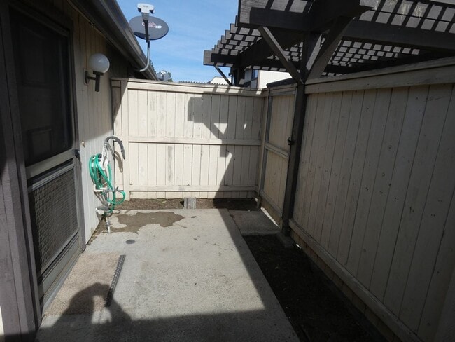 Building Photo - Townhouse in South Santa Maria with 1 car ...