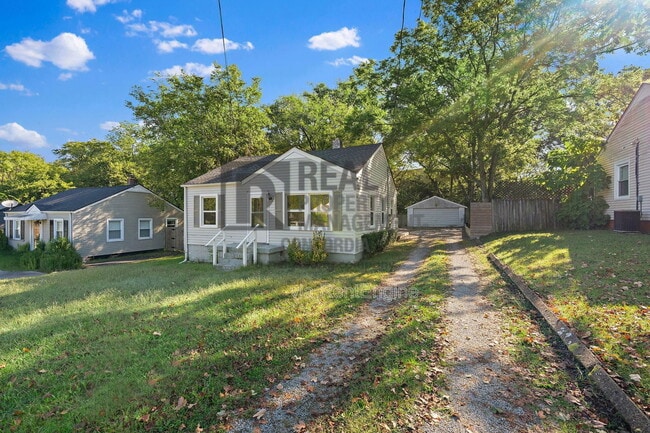 Photo - 2009 Oakwood Ave House