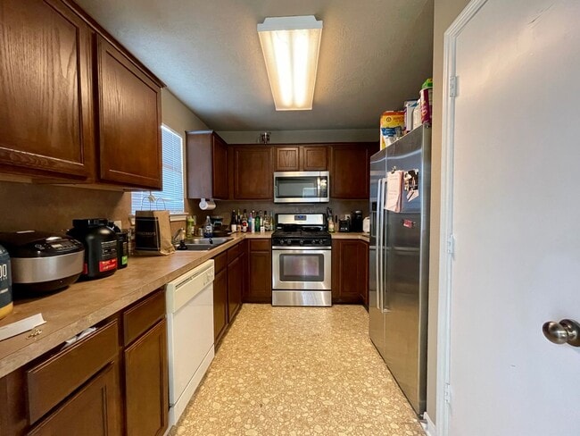 Foto del edificio - Cute Corner Home w/ 4 Beds & 3 Baths in Co...