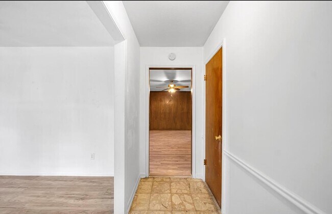 Building Photo - 8447 Sterlingshire St