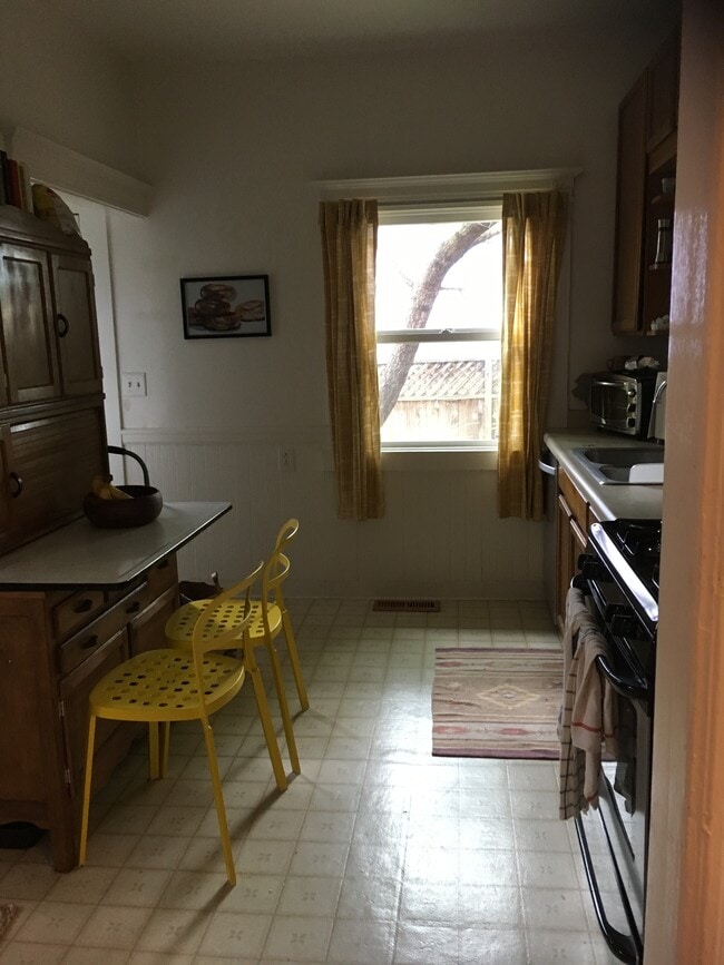 Vista de la cocina con artículos de los inquilinos. - 1652 RUSSELL ST