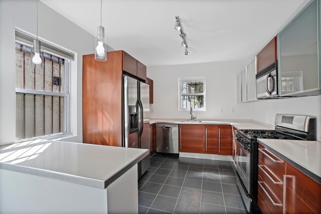 Building Photo - 16 Rutland Rd